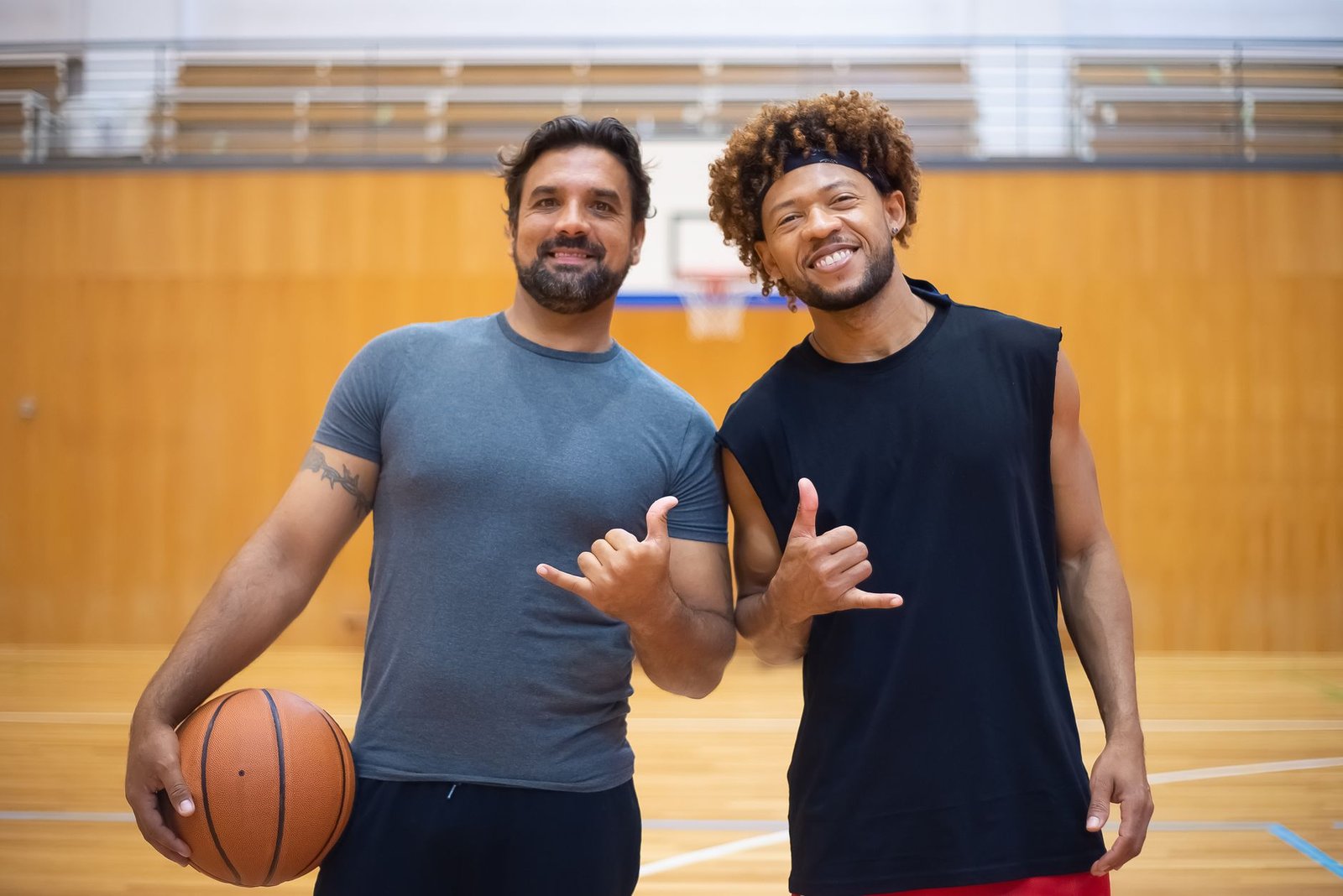 Pota altında şut atan basketbolcu