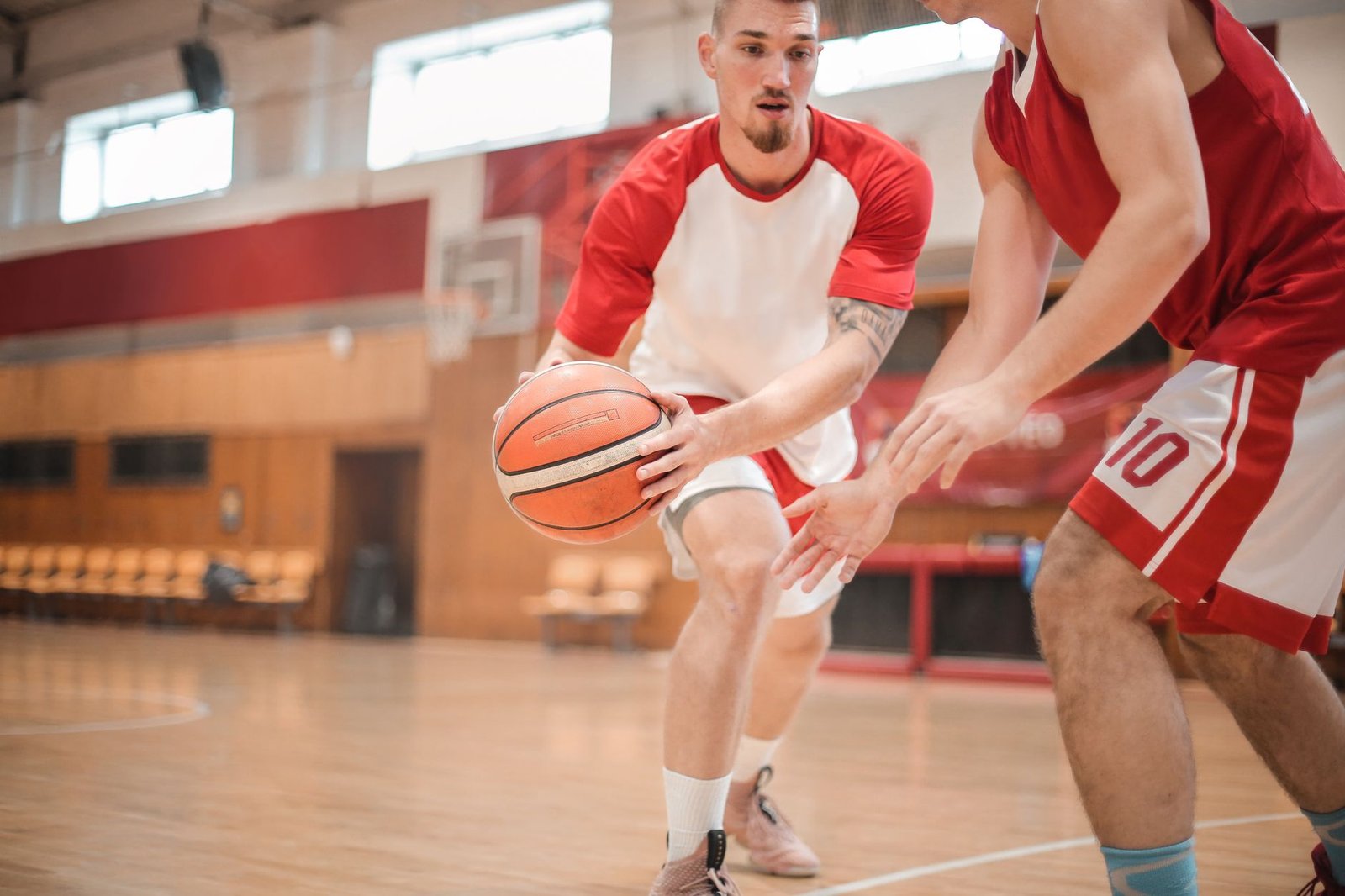 Basketbol maçında hücum eden bir oyuncunun şut anı
