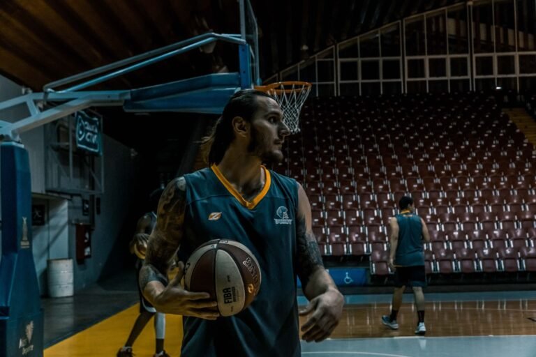 Basketbol potası ve sahada mücadele eden sporcular