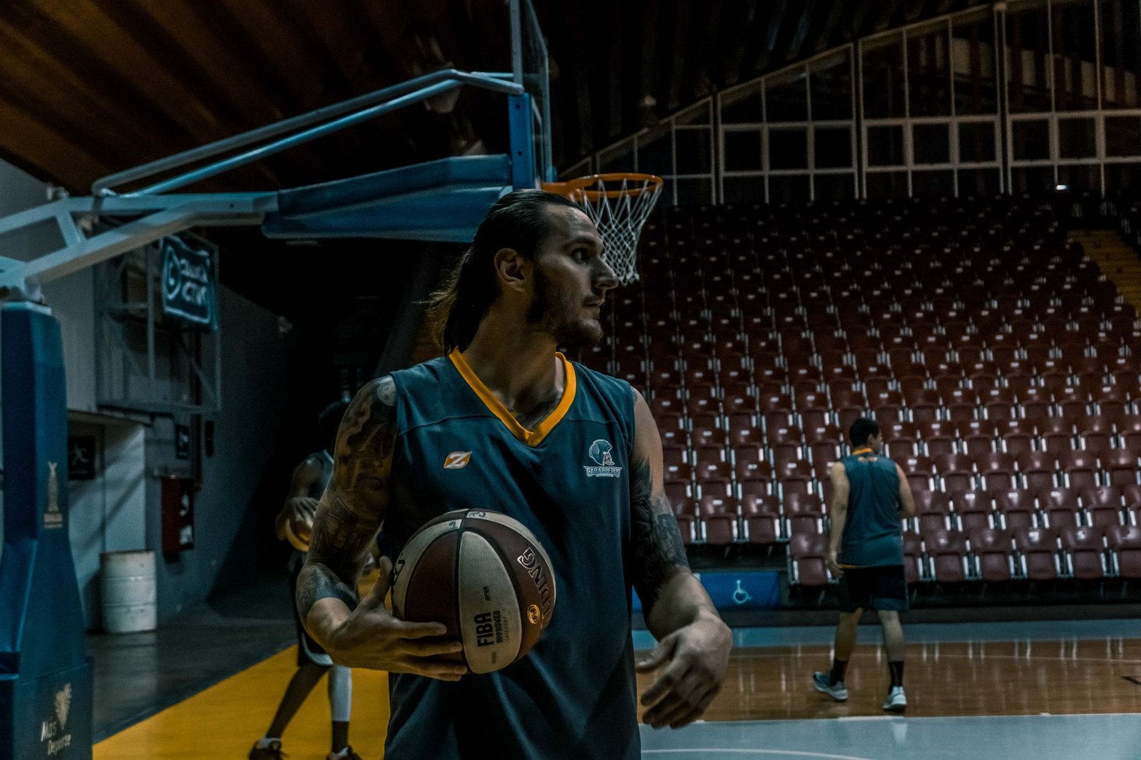 Basketbol potası ve sahada mücadele eden sporcular