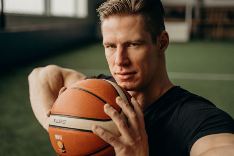 Genç basketbolcuların mücadele ettiği kapalı salon basketbol maçı anı